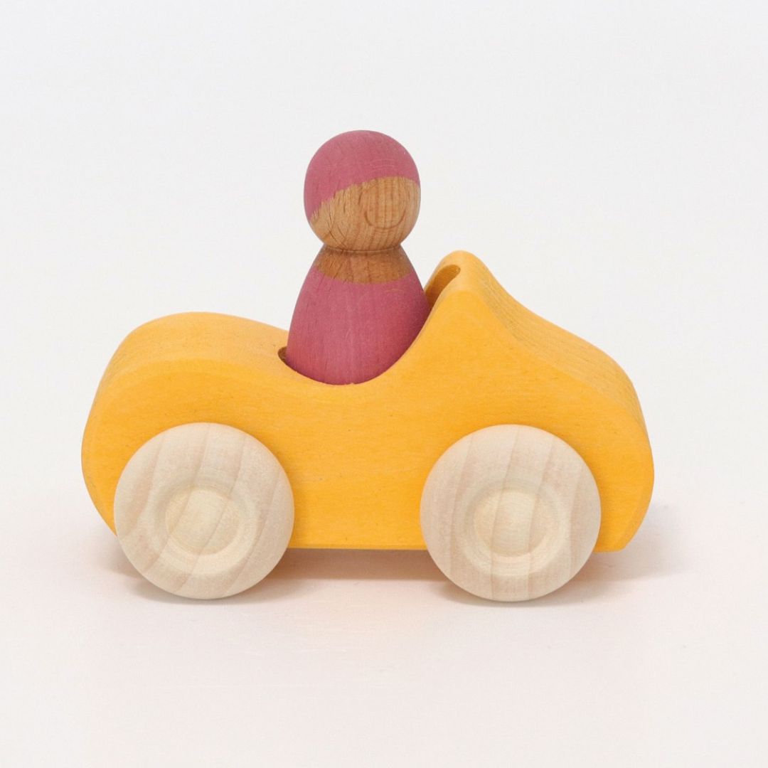 GRIMM's houten speelgoed auto in de kleur geel met houten poppetje