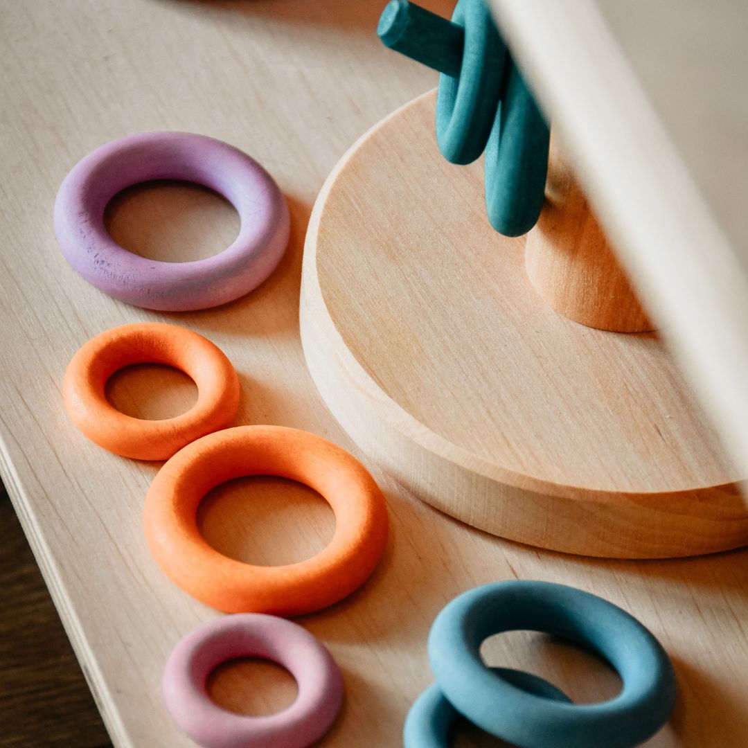 Grimms set van 24 houten ringen in pasteltinten