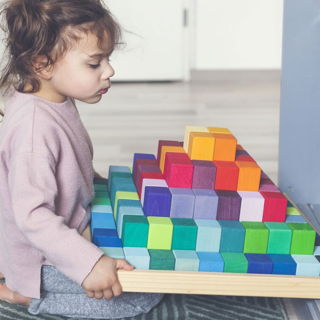 Grimms piramide houten blokken set in regenboogkleuren