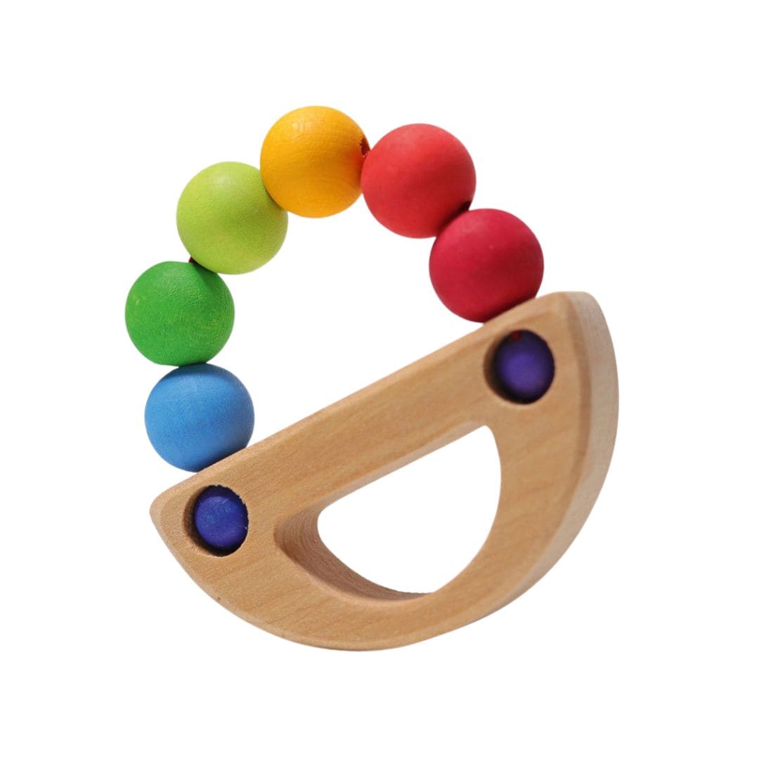 Grimm's houten rammelaar en grijpspeeltje in de vorm van een zeilboot of gezichtje in regenboogkleuren