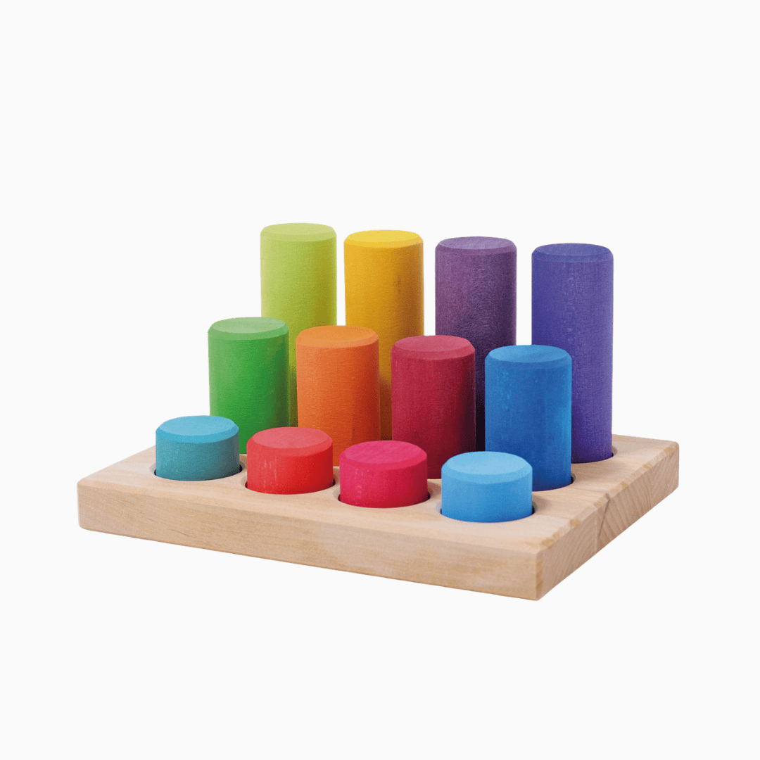 Grimms sorteerbord met houten staven in drie formaten in regenboogkleuren