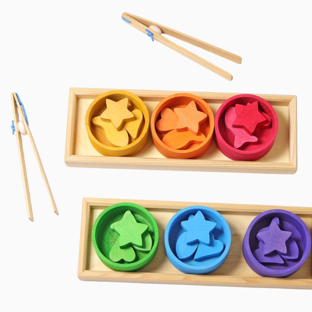 Grimm's sorteerspel met bakjes en pincet in regenboogkleuren