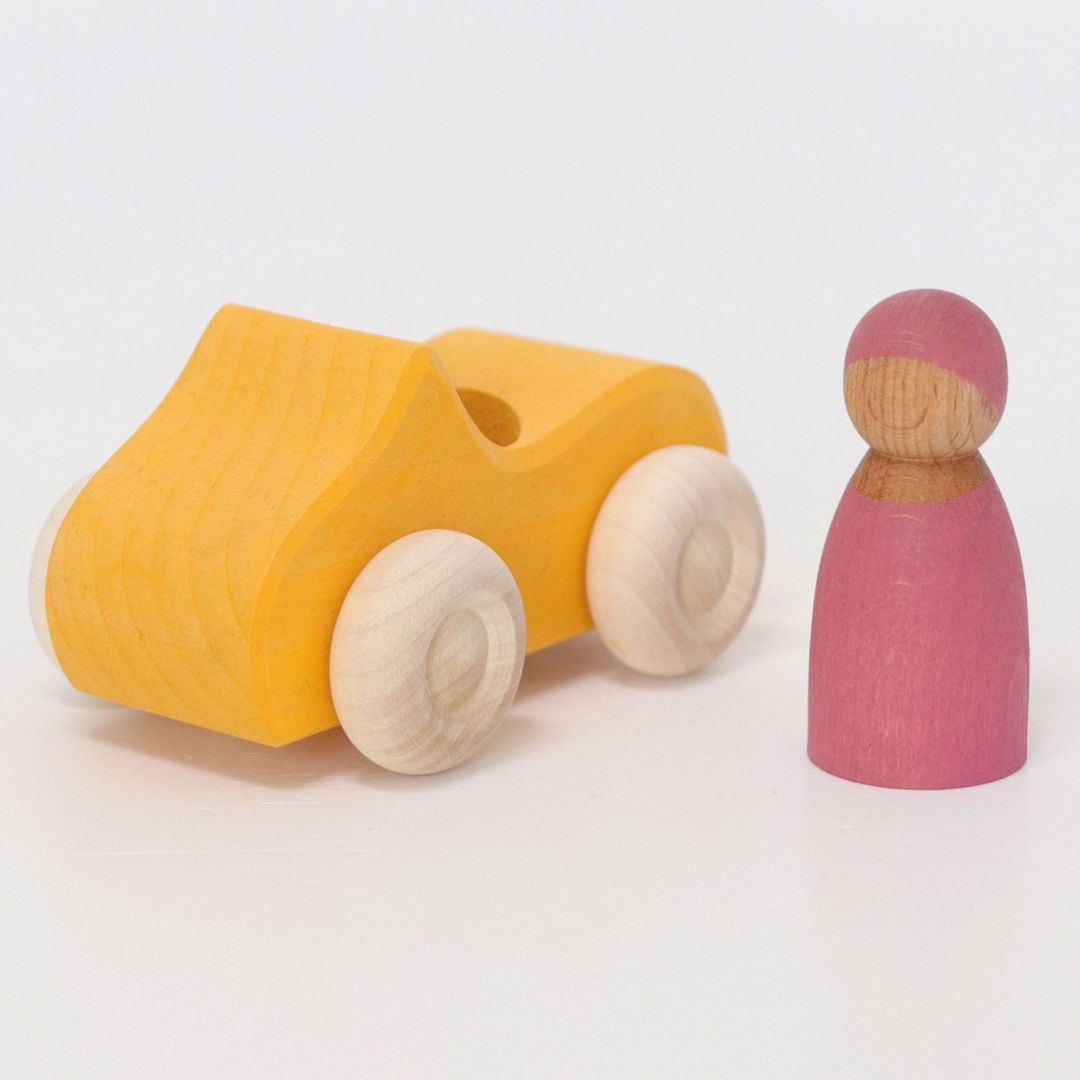 GRIMM's houten speelgoed auto in de kleur geel met houten poppetje