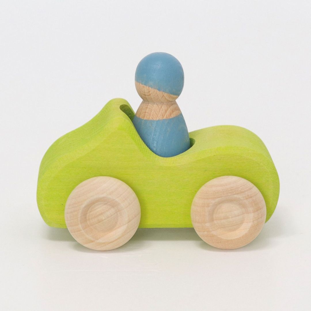 GRIMM's houten speelgoed auto in de kleur groen met houten poppetje
