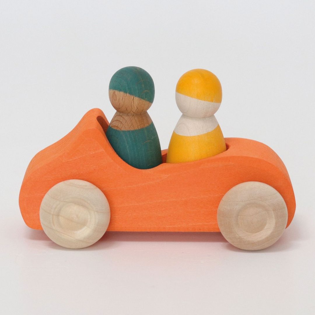 Grimm's houten speelgoed auto in de kleur oranje met twee houten poppetjes