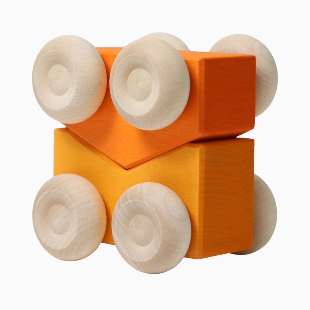 grimms set met twee houten, stapelbare auto's in oranje tinten