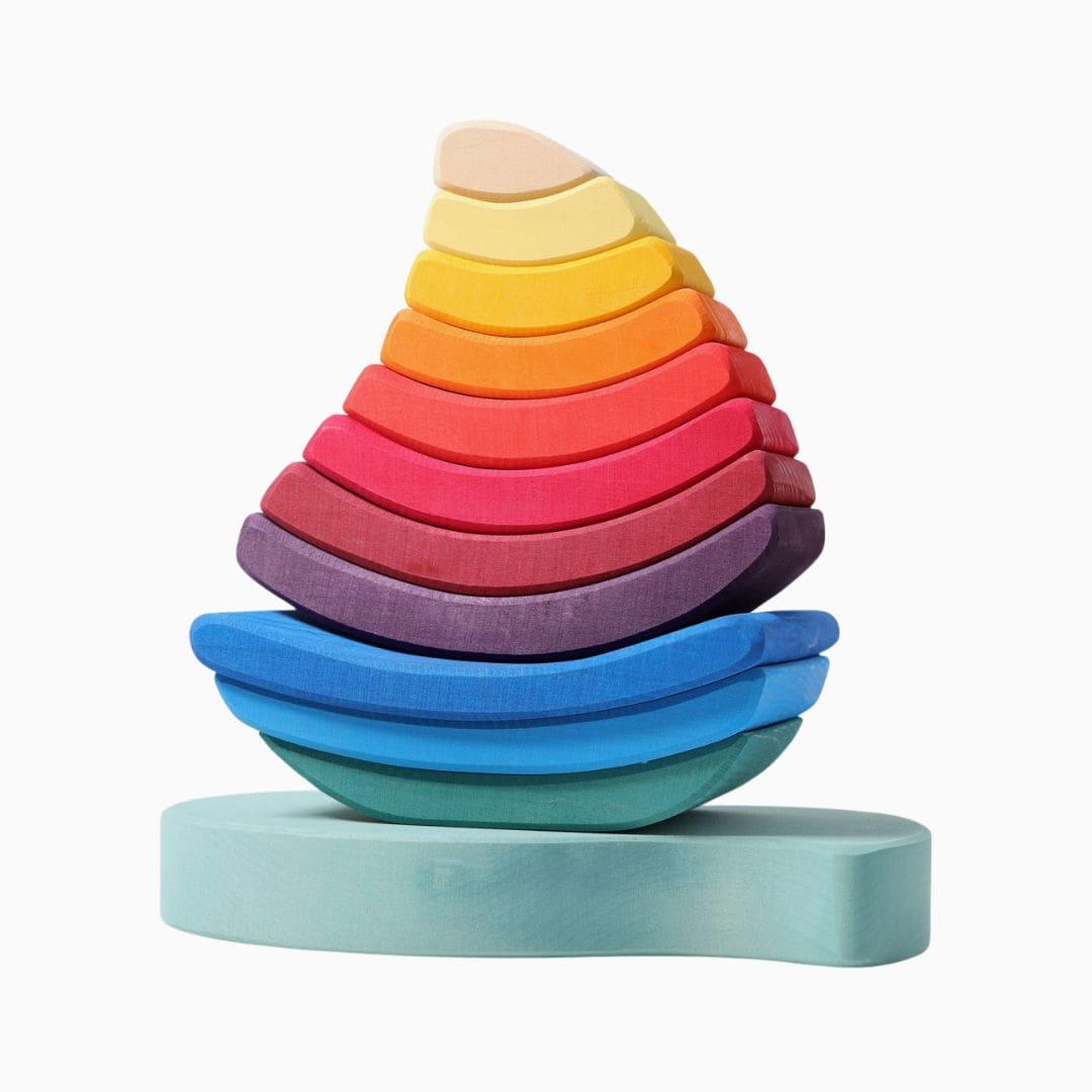 Grimms houten stapeltoren in de vorm van een schip