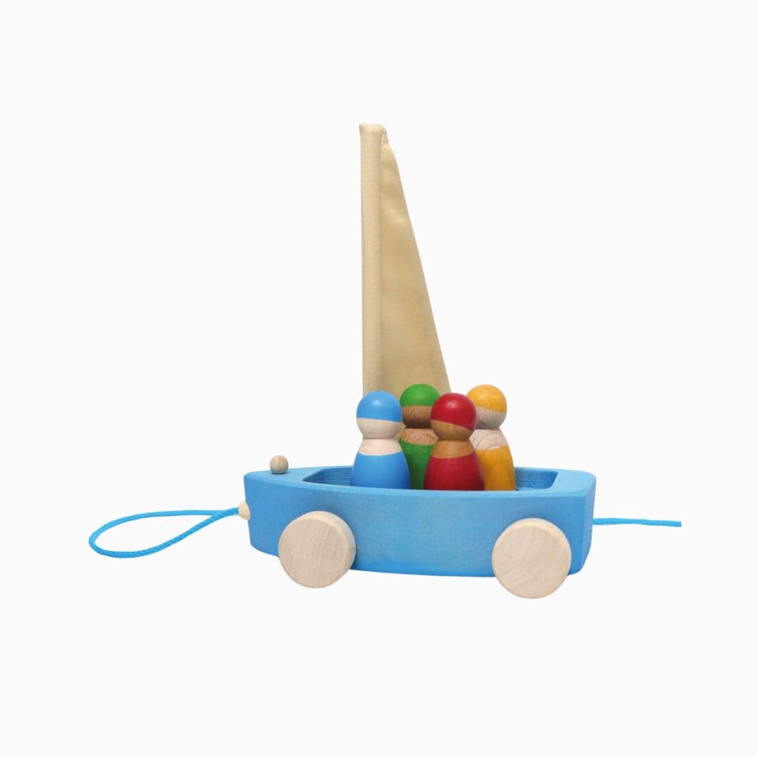 Grimms houten trekfiguur zeilboot met 4 houten poppetjes