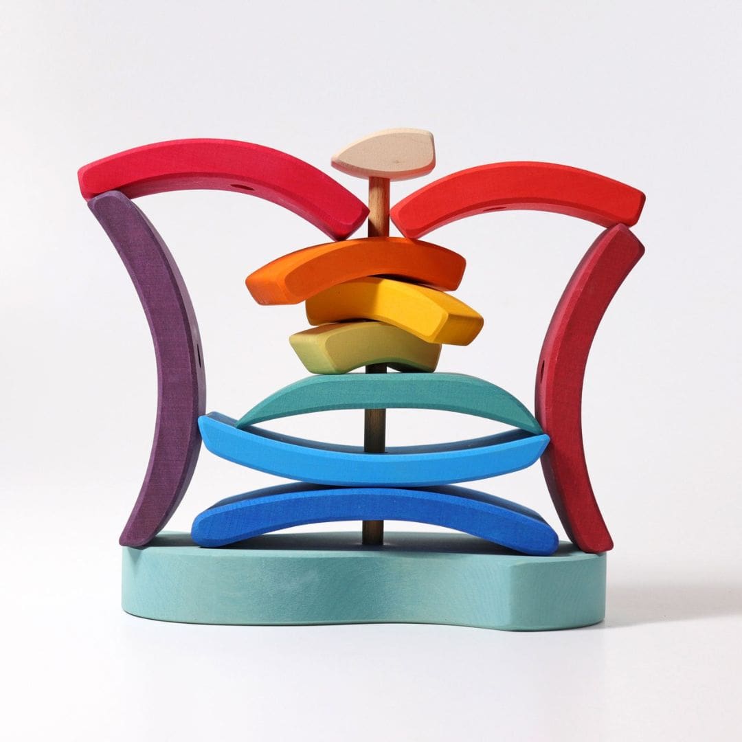 Grimms houten stapeltoren in de vorm van een schip