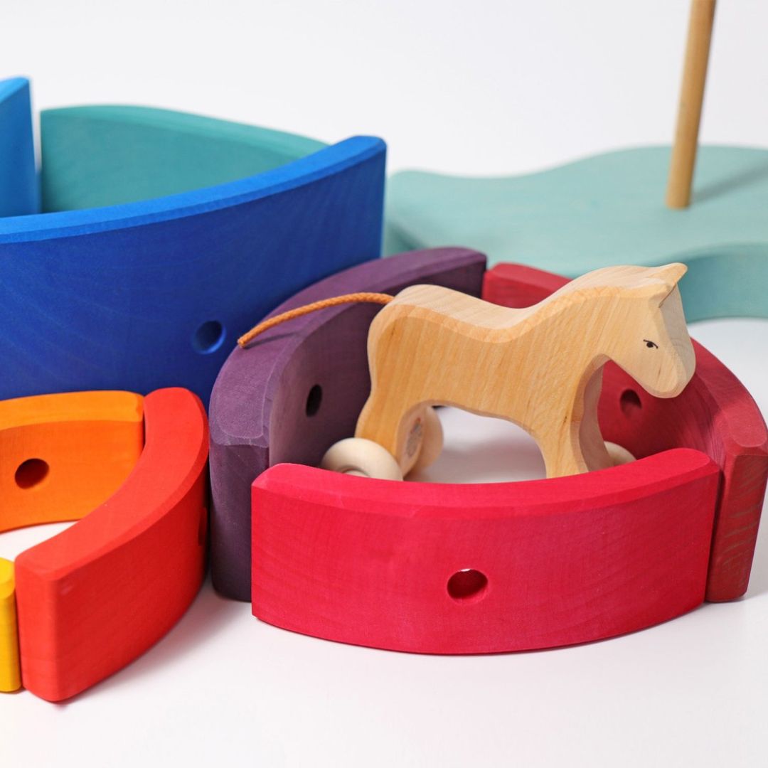 Grimms houten stapeltoren in de vorm van een schip