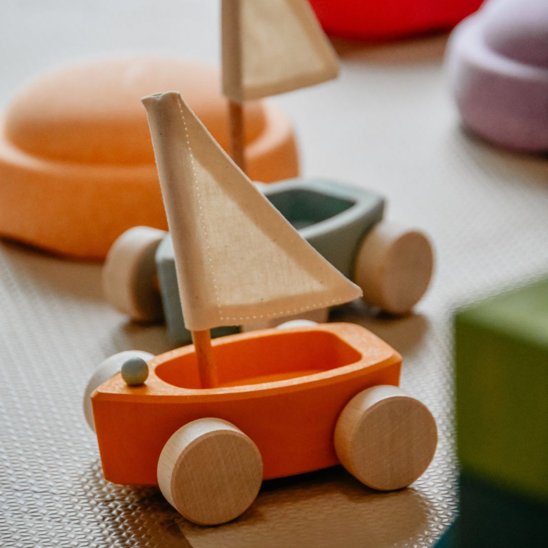 grimms houten zeilboot set van 4 met houten poppetjes