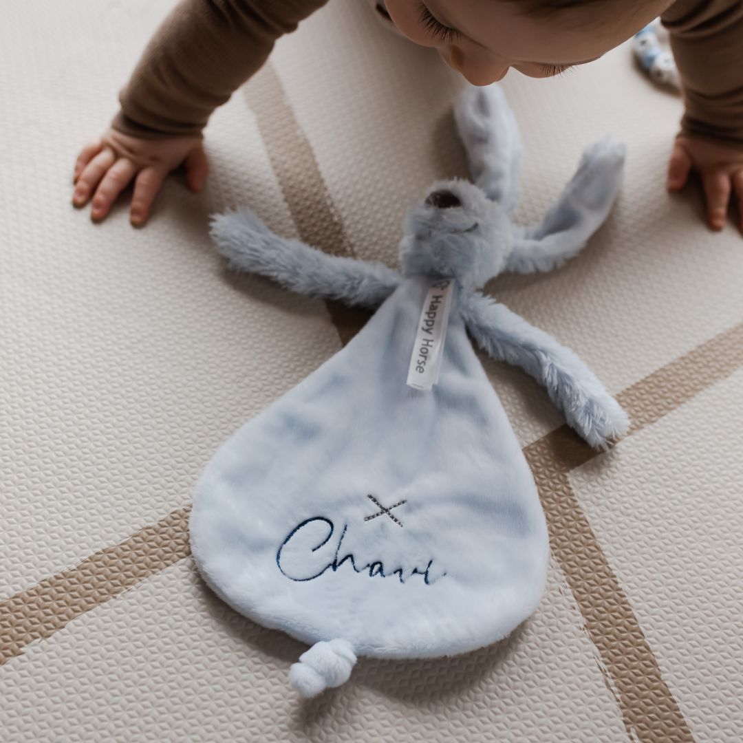 Happy Horse knuffeldoekje konijn Rabbit Richie met geborduurde naam in de kleur licht blauw