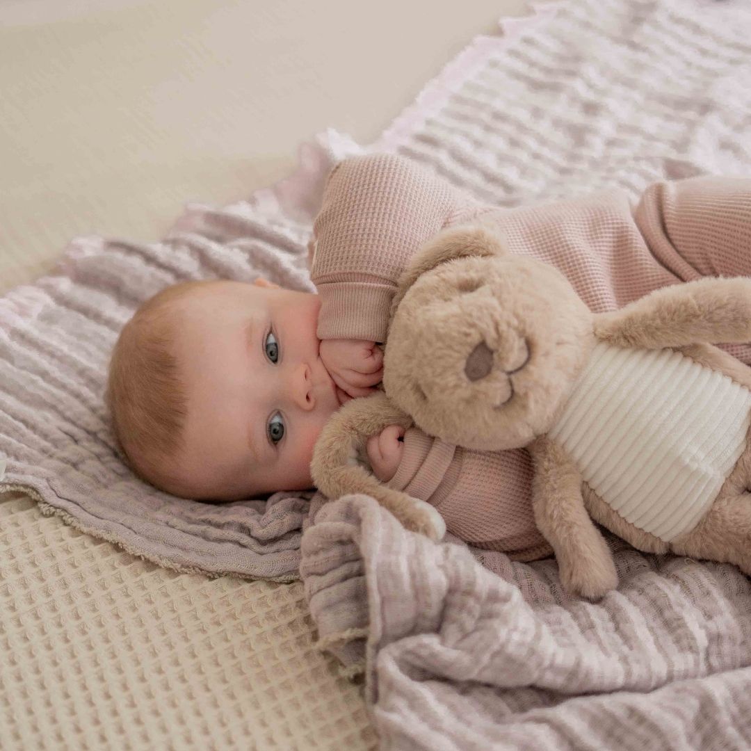 Flow Amsterdam hartslag knuffel konijn Milo in de kleur bruin