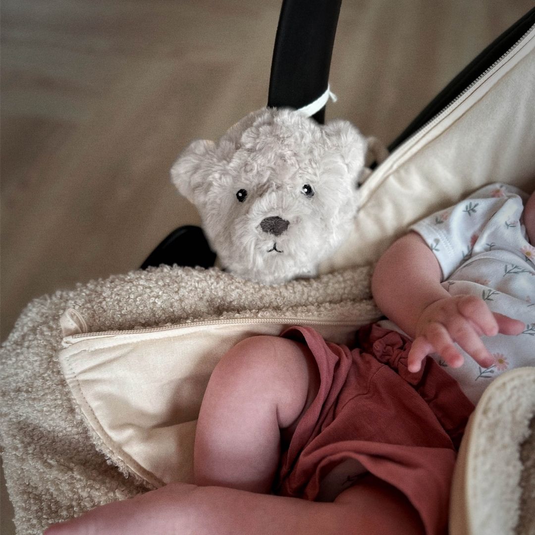 Flow Amsterdam hartslag knuffeltje beer Lou voor onderweg in de kleur beige