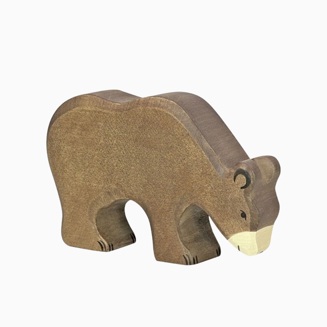 Holztiger bruine beer van hout etend