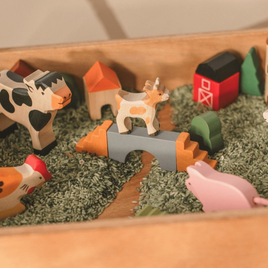 Holztiger baby geit van hout in speelbak