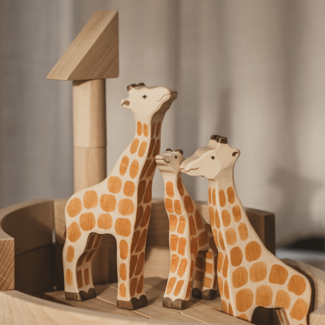 Holztiger baby giraf van hout met kop omhoog