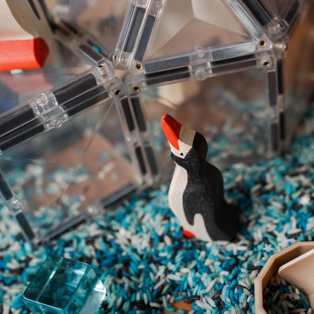 Holztiger pinguïn van hout met de kop omhoog