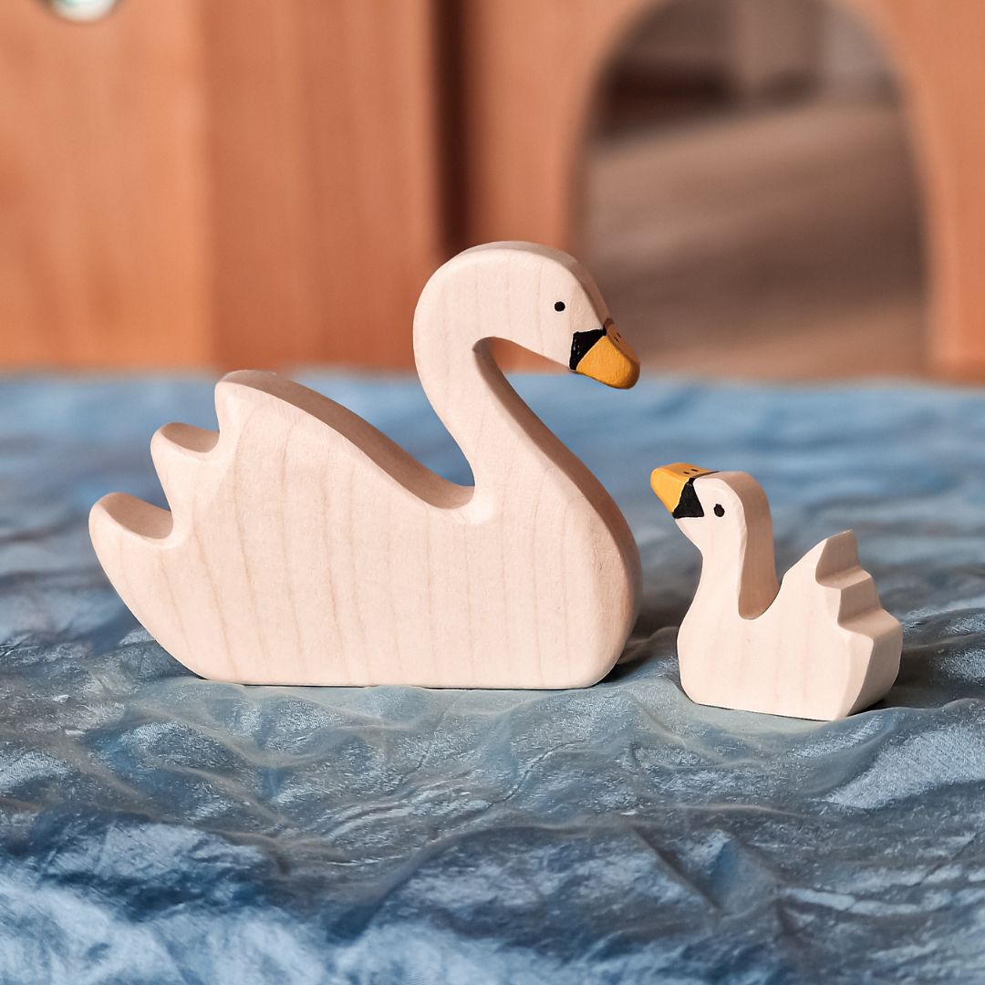 Holztiger handgemaakt houten speelfiguur baby zwaan zwemmend van esdoornhout