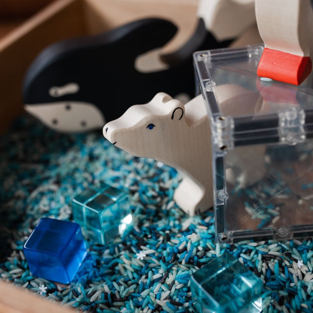 Holztiger kleine ijsbeer van hout met kop omhoog