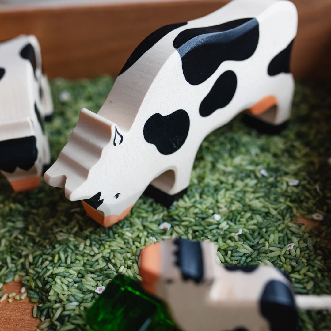 Holztiger grazende koe van hout