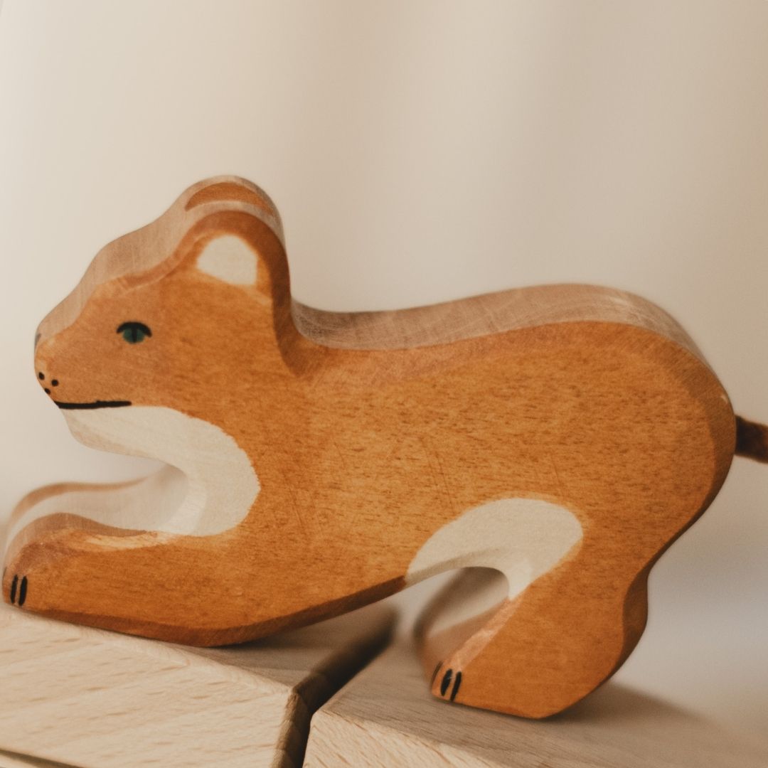 Holztiger leeuw van hout spelende welp