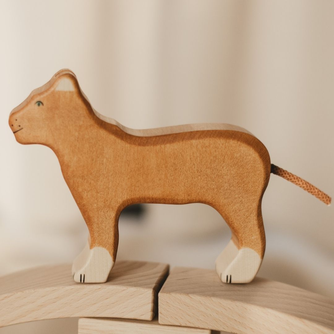 Holztiger leeuwin van hout