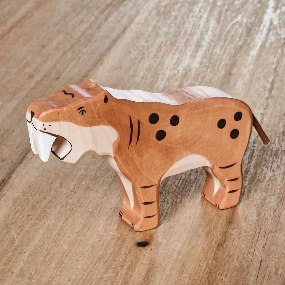 Holztiger houten sabeltandtijger