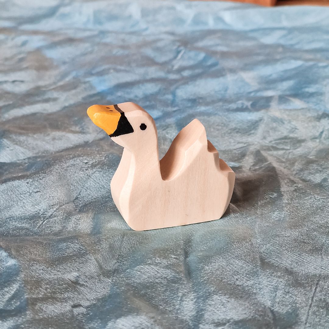 Holztiger handgemaakt houten speelfiguur baby zwaan zwemmend van esdoornhout