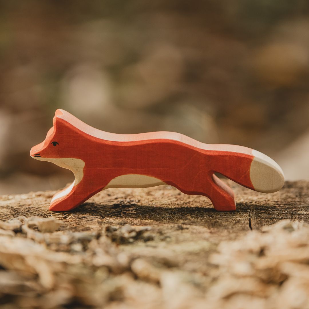 Holztiger vos van hout rennend