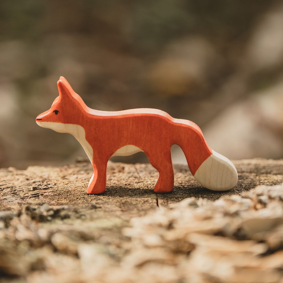 Holztiger vos van hout staand