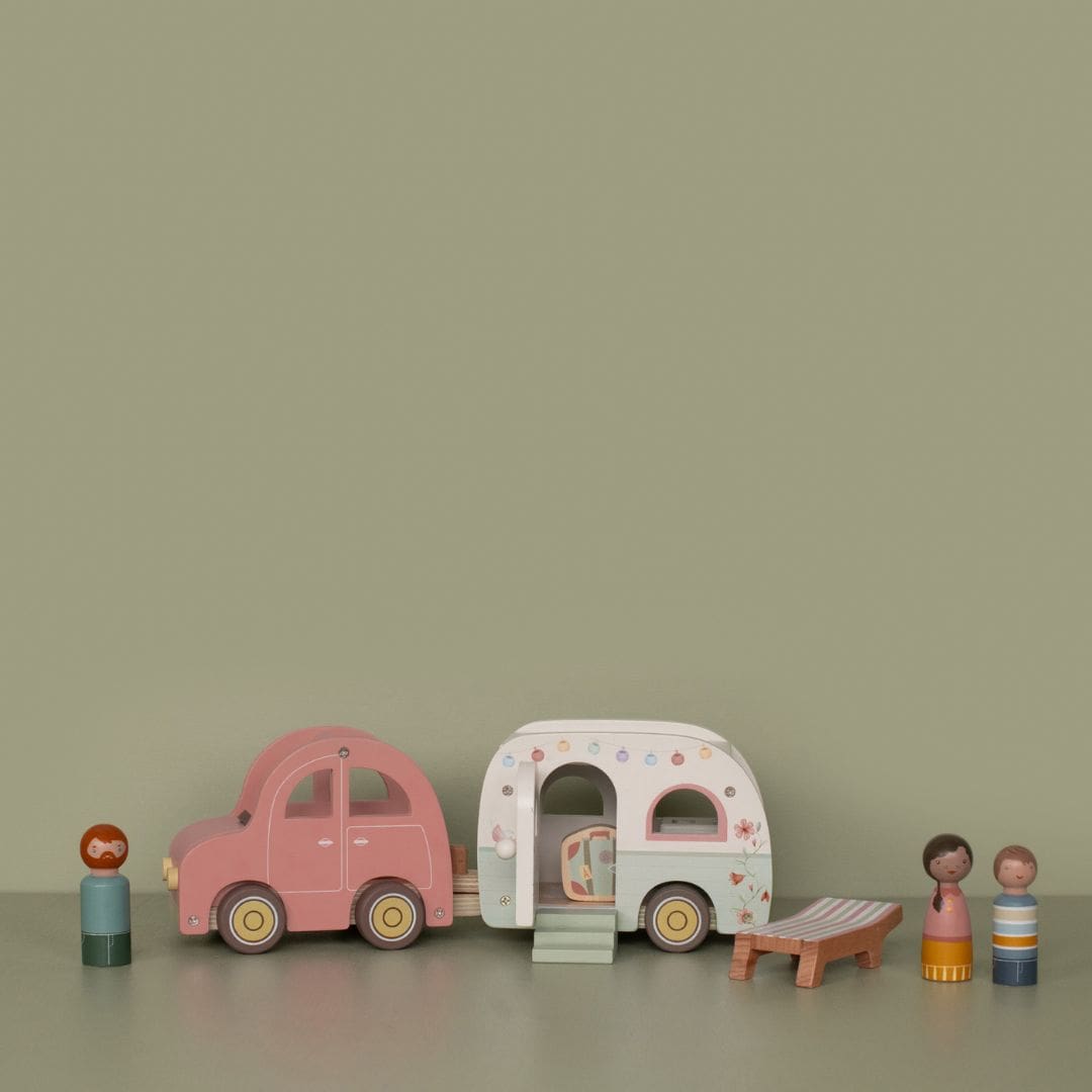 Little Dutch caravan met auto