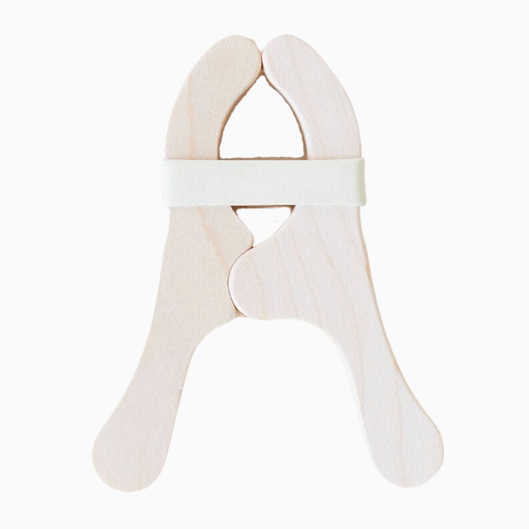 Houten knijper om speelzijde vast te maken van Sarah's Silks