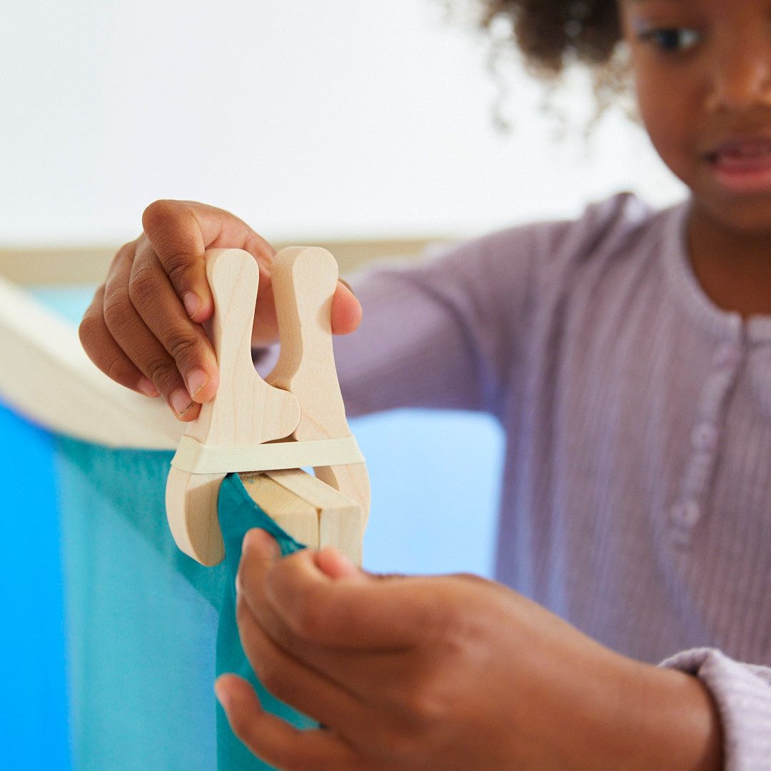 Houten knijper om speelzijde vast te maken van Sarah's Silks