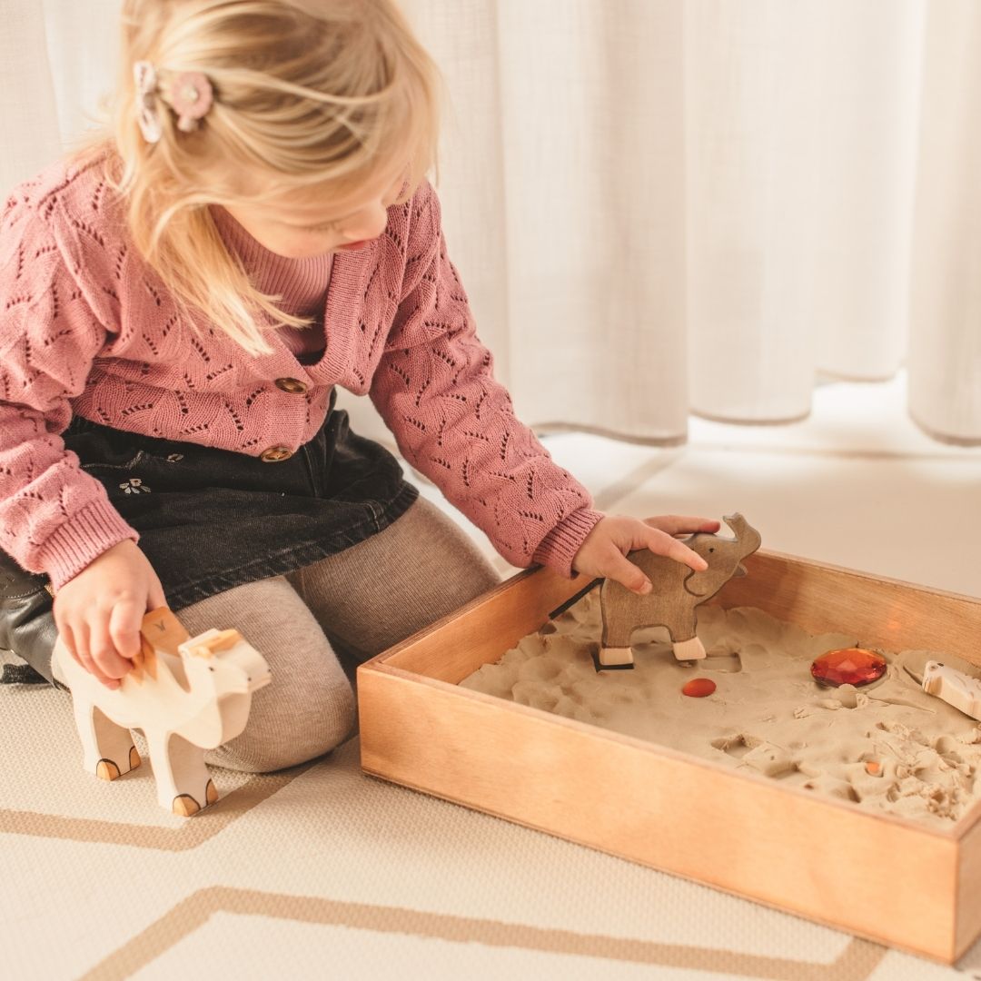 Holztiger olifant van hout klein met slurf omhoog