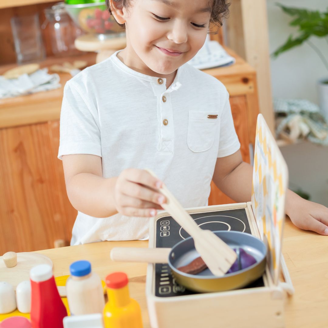 Plantoys pannenset van metaal en hout voor in het houten kinderkeukentje