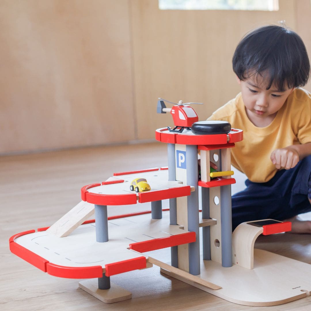 Houten speelgoed parkeergarage van Plantoys