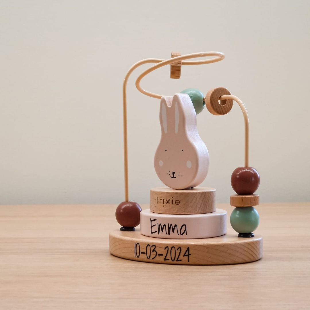 Trixie houten kralenframe konijn Mrs. Rabbit in de kleur licht roze