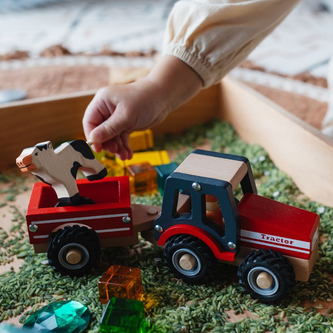 New Classic Toys houten tractor met aanhanger met hooibalen in de kleur rood