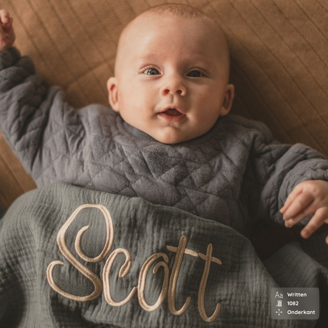 Hydrofiele doek XL met naam geborduurd in de kleur jeans blauw van Studio Bambacht