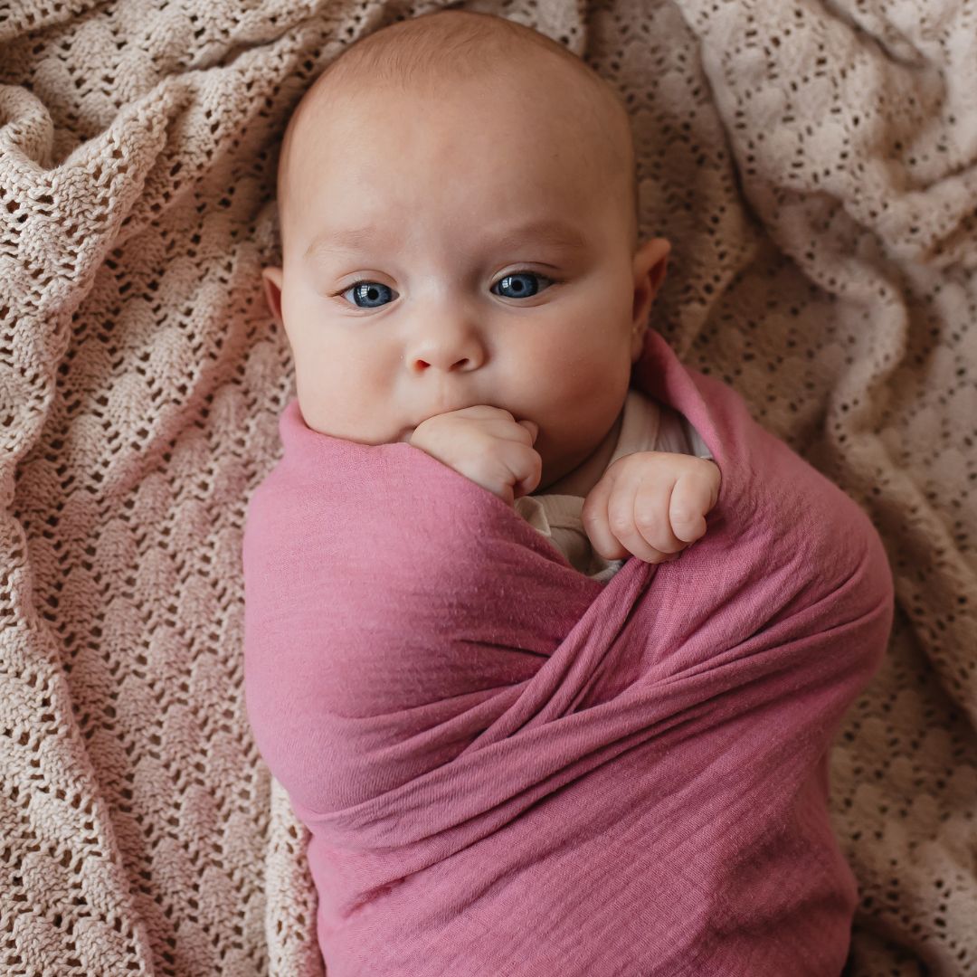 Hydrofiele doek XL met naam geborduurd in de kleur oud roze van Studio Bambacht