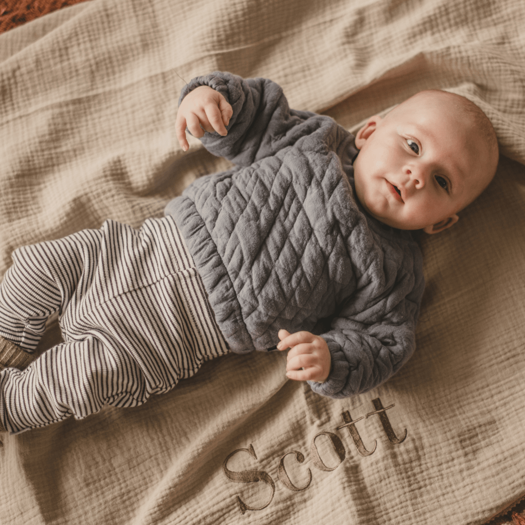 Grote hydrofiele doek met naam in de kleur beige