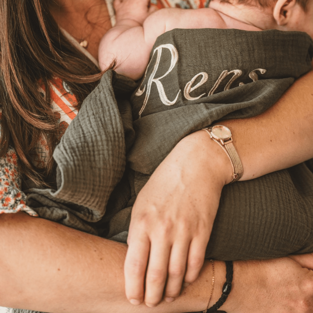 Hydrofiele doek XL geborduurd met naam in de kleur donker groen