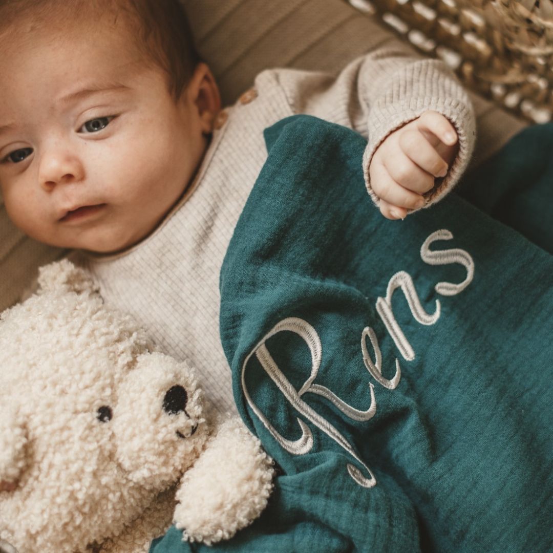Hydrofiele doek XL van Studio Bambacht geborduurd met naam in de kleur petrol blauw