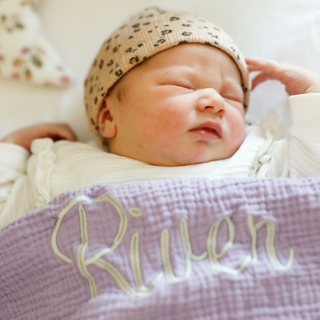 Hydrofiele doek XL geborduurd met naam van 100% mousseline katoen in de kleur lila paars