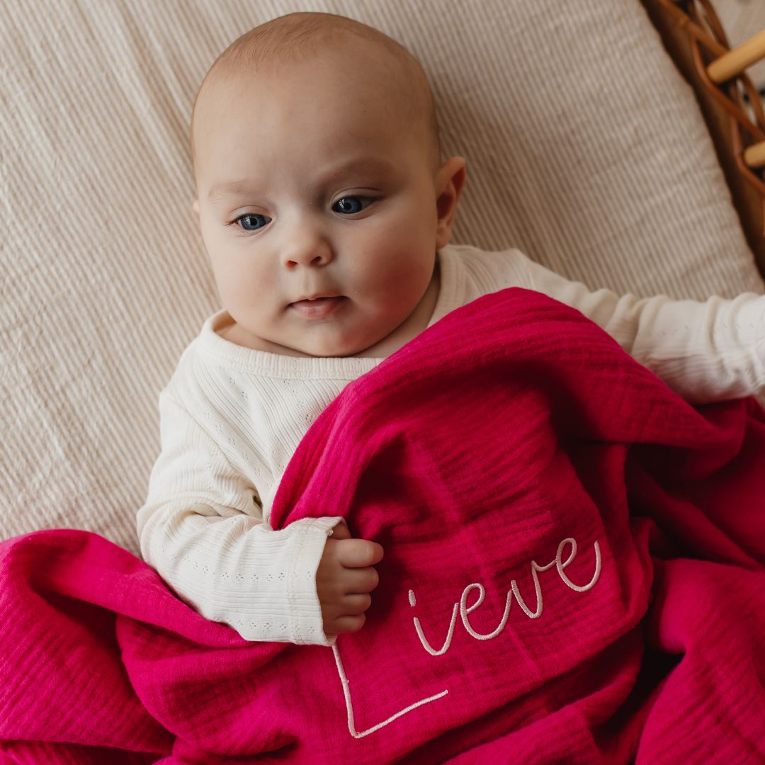 Studio Bambacht hydrofiele doek XL met naam geborduurd in de kleur knal roze