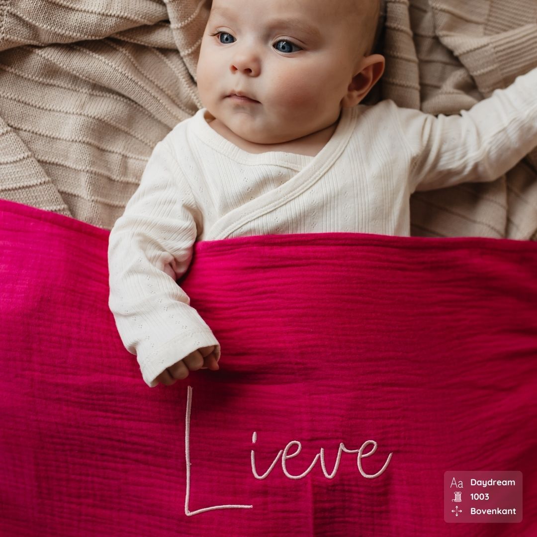 Studio Bambacht hydrofiele doek XL met naam geborduurd in de kleur knal roze