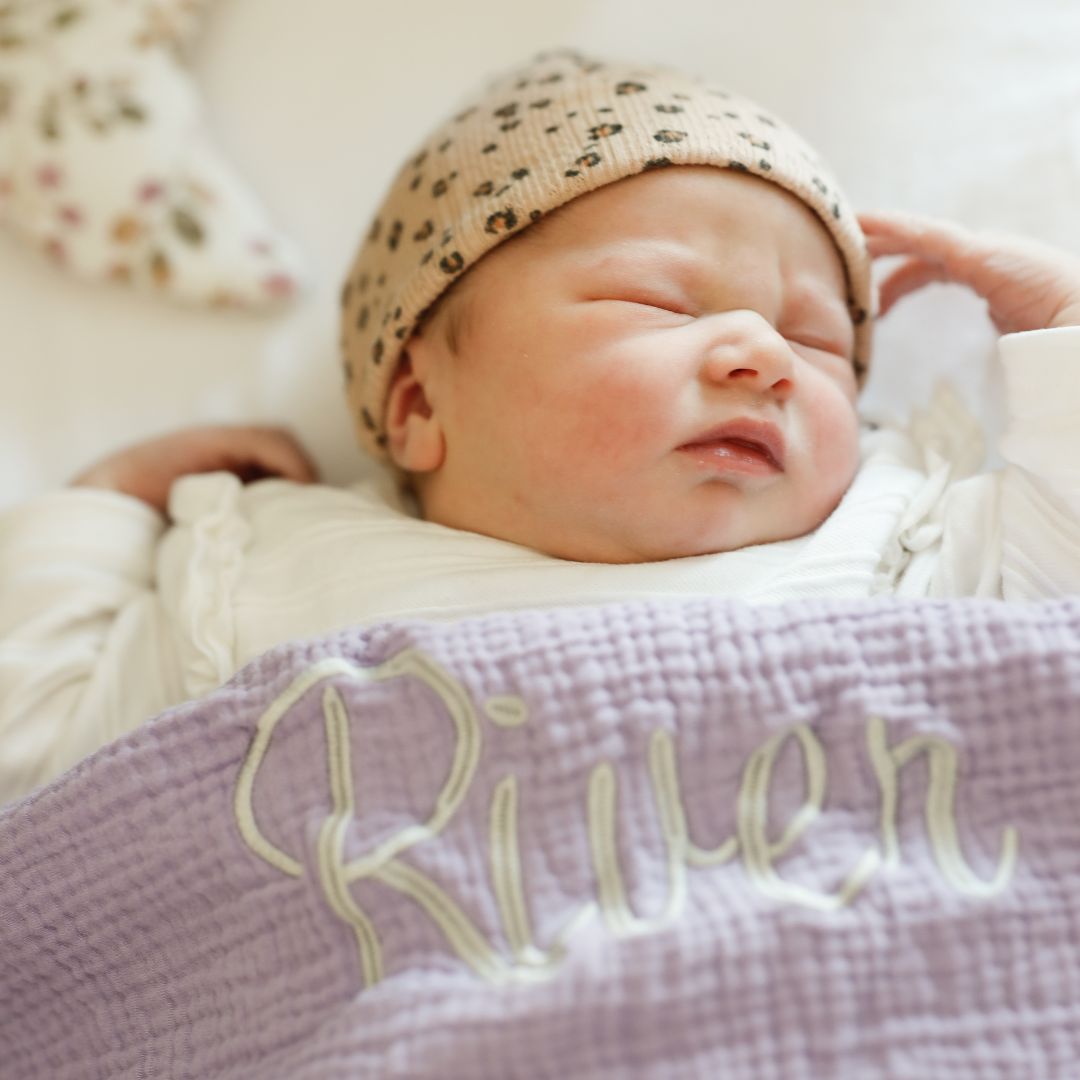 Hydrofiele doek XL geborduurd met naam van 100% mousseline katoen in de kleur lila paars