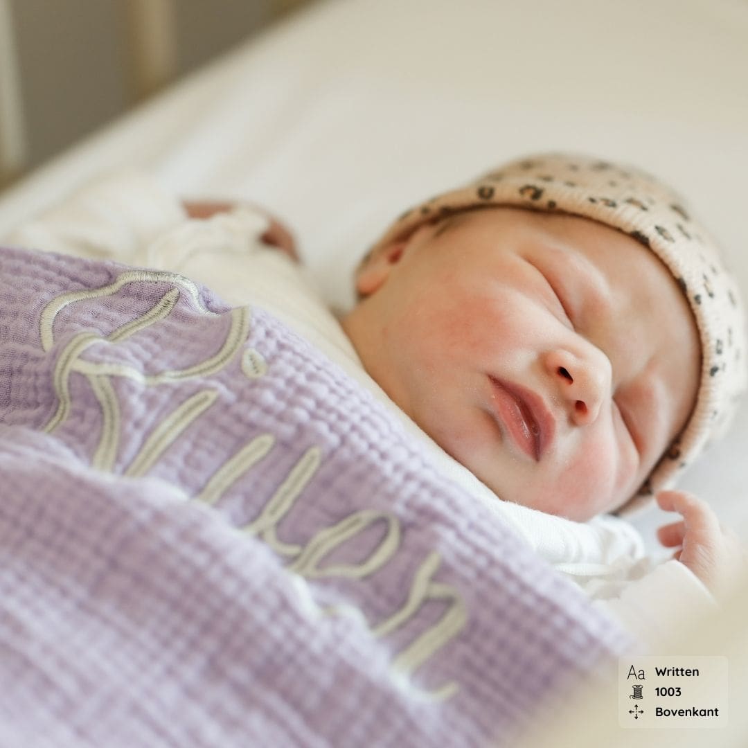 Hydrofiele doek XL geborduurd met naam van 100% mousseline katoen in de kleur lila paars