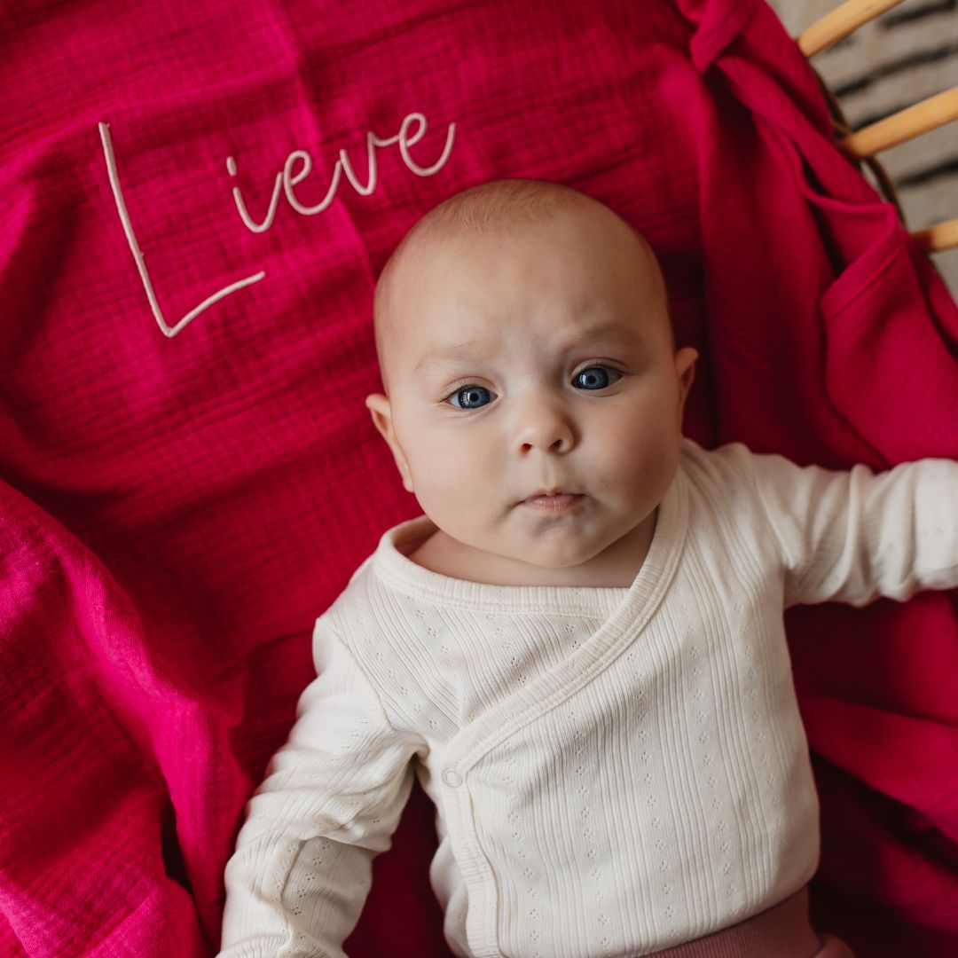 Studio Bambacht hydrofiele doek XL met naam geborduurd in de kleur knal roze